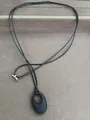 Schlichte Halskette aus schwarzer Lederkordel mit mattem ovalem Anhänger Design - Mattes Schwarz