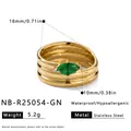 Détail en gros plan de la bague en acier inoxydable plaqué or 18 carats et zircon - Or avec pierre précieuse verte