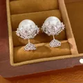 Nahaufnahme eleganter kronenförmiger Silberstecker mit großen weißen Perlen und Zirkonia - Crown Pearl Stud Earrings Style / Silber-Weiß