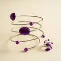 Detailansicht eines Retro-Spiralarmreifs und Ringsets mit violetten Acryl-Edelsteinen - Silber Mit Violettem Stein Set