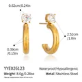 Detailansicht von C-förmigen Ohrringen aus 18K Gold-Edelstahl mit Zirkonia-Maßen - Runde Zirkonia C-Form Ohrstecker (YYE026123)