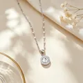 Dettaglio ravvicinato di una collana in acciaio al titanio con numeri romani. - Collana / Argento