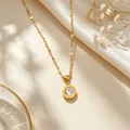 Primo piano della collana in acciaio al titanio dorato con pendente a numeri romani e cristallo. - Collana / Oro