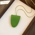 Vue détaillée du collier porte-lunettes magnétique en cuir vert texturé sur plateau - Clip de Lunettes Magnétique en Cuir (HN13725) / Vert