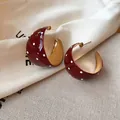 Gedetailleerde macro-opname van rode C-vormige oorringen met witte stippen retro. - Zilveren oorknopjes stijl / Goud-Rood / L