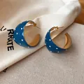 Detailweergave van vintage blauwe emaille stippen C-vormige oorbellen op canvas - Zilveren oorknopjes stijl / Goud-Blauw / L