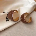 Retro bruine emaille C-vormige oorringen met witte stippen en zilveren naaldsluiting - Zilveren oorknopjes stijl / Goudbruin / L