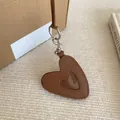 Gros plan détaillé d'un pendentif en forme de cœur en cuir marron avec fenêtre photo - Pendentif Suspendu au Cou / Marron
