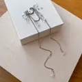 Boucle d'oreille manchette argentée avec glands en cristal sur boîte cadeau - Boucles d'oreilles à clip / Argent
