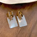 Detailansicht eleganter 18 Karat vergoldeter rechteckiger Ohrringe mit Zirkonia-Stern-Motiv. - Weiß (Vergoldet mit Silberstift)