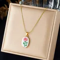 Détail du collier pendentif rose plaqué or sur boîte à bijoux beige - Style Doré (N4591)