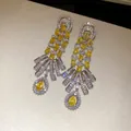Detailansicht von Vintage-Ohrringen mit gelben Zirkonia-Tropfen und Silberstiften. - Silber
