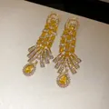 Nahaufnahme von vergoldeten Ohrringen im Vintage-Hofstil mit gelbem Zirkonia. - Gold