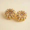 Gros plan exquis de boucles d'oreilles fleurs dorées avec perles et strass brillants - Style Grappe de Fleurs (HE35563) / Tige en Argent-Paire / Or-Blanc