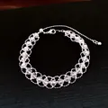 Nahaufnahme eines gewebten Perlenarmbands mit klaren facettierten Kristallen - Armband - Silber / Rosa
