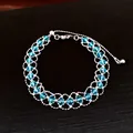 Detailansicht eines silbernen Netzarmbandes mit blauen Kristallperlen und verstellbarem Verschluss - Armband - Silber / Blau