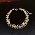 Detail des gewebten Silbernetz-Armbands mit leuchtend gelben Kristallen und Karabiner. - Armband - Silber / Gelb