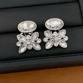 Makrodetail der silbernen Ohrstecker mit ovalen und floralen Kristalleinstellungen - Earrings Only / Silber