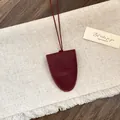 Detail van bordeauxrode lederen draagbare brillenhouder ketting met stiksel - Bordeauxrood