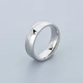 Minimalistischer Ring aus Titanstahl mit poliertem Silberfinish und feiner Rille. - Größe 6 / Polierter Rillenstil (KR86749-K) / Silber