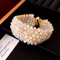 Detaillierte Makroansicht des funkelnden Armbands mit Kristallen und Goldperlen - Gold (AB Farbe)
