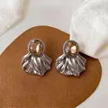 Pendientes vintage plateados con gema ovalada marrón y diseño de metal plisado. - Diseño Plisado Ovalado (HE35641) / Plata-Piedra Ámbar