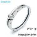 Silbernes Titanstahl-Armband im Industriestil mit Nieten und gebürsteter Oberfläche - Innendurchmesser 55x45mm