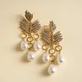 Detailopname van de luxe strassteentjes blad oorbellen met druppelparel kwastjes. - Zilveren Pin-Goud-Wit