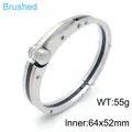 Gebürstetes Titanstahl-Armband mit Nieten und Scharnierverschluss, 55g Gewicht - Innendurchmesser 64x52mm