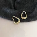 Detailansicht goldener unregelmäßiger C-förmiger Creolen mit Wellenmuster für Damen - Gold Plissiert Ohrclip Stil / Gold
