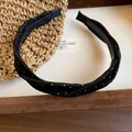 Detailansicht eines schwarzen Stoffstirnbands mit Polka-Dots im koreanischen Stil. - Schwarz