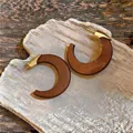 Elegante New Chinese Style Holz-Ohrringe in C-Form mit goldenen Metallkappen im Vintage-Stil - Silbernadel / Goldbraun