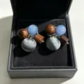 Unieke herfst-winter oorknopjes met houten kralen, kattenoogsteen en stoffen balletjes. - Zilveren oorknopje-Blauw