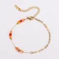 Detailansicht eines 18k vergoldeten Edelstahlarmbands mit bunten facettierten Perlen. - 19+6cm / Gold - Mehrfarbiges Armband
