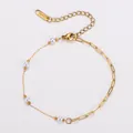Detailansicht eines eleganten vergoldeten Edelstahlarmbands mit schillernden Perlenakzenten. - 19+6cm / Gold - Künstliche Perle Armband