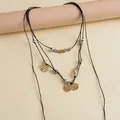 Dettaglio di collana multistrato in pelle con petali di metallo pieghettati oro/argento. - Collana-Oro-Argento-Nero