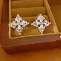 Dettaglio macro di orecchini a clip a trifoglio con zirconi bianchi brillanti - Clip per Orecchio-Argento (Placcato Oro Vero)