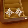 Dettaglio macro di orecchini a clip a trifoglio placcati oro 18k con zirconi in portagioie - Clip per Orecchio-Oro (Placcato Oro Vero)