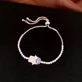 Gros plan détaillé du bracelet main de Fatma or rose avec zircons et œil protecteur - Or rose / Cordon Réglable