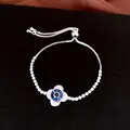 Vue détaillée d'un bracelet coulissant en argent avec breloque œil bleu en zircon - Argent Bleu Fleur / Cordon Réglable