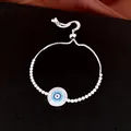 Détail d'un bracelet œil porte-bonheur réglable avec des zircons bleus et blancs. - Argent Bleu Rond / Cordon Réglable