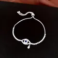 Détail du bracelet Evil Eye en argent avec zircon bleu et chaîne de serrage réglable - Argent Zircone Bleue / Cordon Réglable