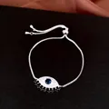 Détail macro du bracelet œil en argent montrant le zircon bleu et le sertissage pavé - Argent Œil Bleu / Cordon Réglable