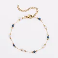 Detailansicht des eleganten blau-weißen Edelstahl-Goldarmbandes für Damen mit Perlen - Gold - Armband