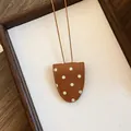 Detail van een retro bruine brillenhouder ketting met stippen op een canvas achtergrond. - Brilhouder Ketting / Koffie Polka Dot