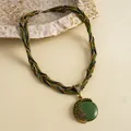 Vintage groene hanger ketting met gevlochten koord en strass details voor modieuze dames. - Gouden Groene Ronde Stijl