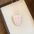Detail van de roze lederen brillenhouder ketting met luipaardprint op stof - Brilhouder Ketting / Roze Luipaard