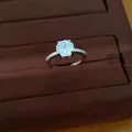 Close-up van een elegante zilveren ring met CZ-steen in een fluwelen doosje - Ring / Zilver-Wit