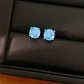 Elegante hemelsblauwe zirkonia oorknopjes gepresenteerd in luxe zwarte sieradendoos - Stud oorbellen / Zilver-Blauw