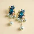 Dettaglio ravvicinato di orecchini con cristallo blu, fiori di resina e nappe di perle - Stile Nappina Farfalla Fiore Resina (HE35655) / ago in argento - blu